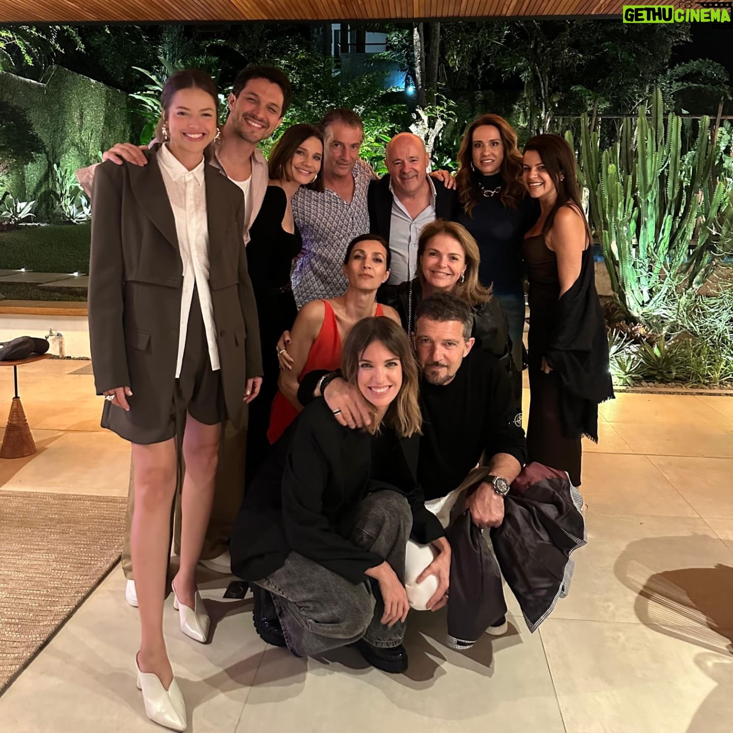 Millaray Viera - 21.8K Likes - Inolvidables momentos con mi Icon Family en 🇧🇷🫶
1- Qué buena fiesta!
2- El mejor Squad!🥹 (Te extrañamos @mario_houses )
3- Casi lista.
4- Buen lookcito.
5- Mi Amigo el icónico.
6- Uno de nuestros mil abrazos, amiga.
7- Ilari, ilarié! Te adoro Marcia!
8- Gracias Rómulo y familia!
9- Mis amigas Stef y Agatha, lo más lindo!!!
10- Cerrando el viaje en casa de Rómulo.
@antoniobanderas @stefroitman @agathaamoreiraa @romuloestrela