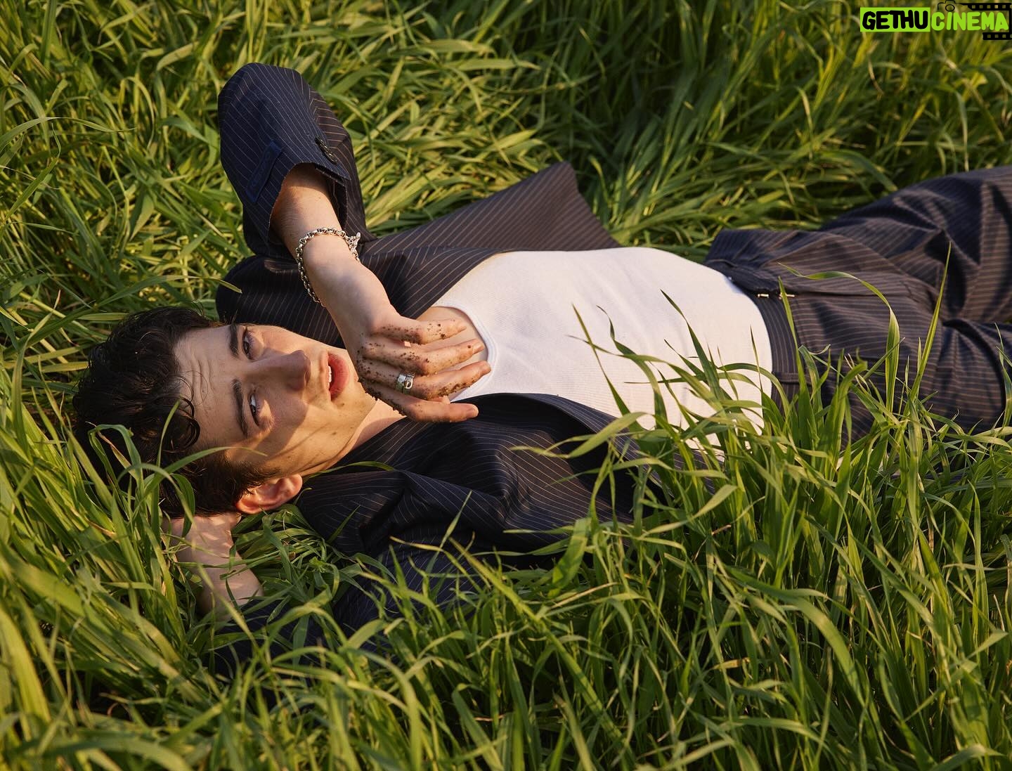 Milo Manheim - 286.9K Likes - Issue 16 with @boysbygirls
Photographer @magdawosinskastudio
Fashion @lucakingston and @itsamandalim
Words @tessaportraits
Grooming @elsahair