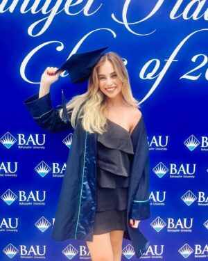 Mina Derman Instagram - Byeeeeeee👩‍🎓👋🏼