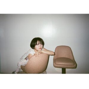 Minami Hamabe Instagram - やっとこさ写ルンですを現像したら、ちょっと前の写真が出てきたので🪼
電池の切れた写ルンですははやめに現像するべしと学びました🪼
この写真たちは今年のカレンダーのオフショット🪼
ちょっと前に言われて気づいたのですが、髪の毛の長さは現状維持をしているつもりだったのに、少し伸びると気になって切ってもらっているうちに段々短くしていってました🪼
最近は少しずつ伸ばしています🪼はやく伸びますように🪼

今年はカレンダーどうなるのか…まだ分かりませんがもう2024年上半期が終盤なんて信じられません🪼最近やっと2024年の目標が決まったり増えたりしているのに🪼やれやれ
今日は焼肉かなあ🪼
暑い日が増えましたがみなさん体調にはお気をつけて🪼
夏をたのしめますように🪼