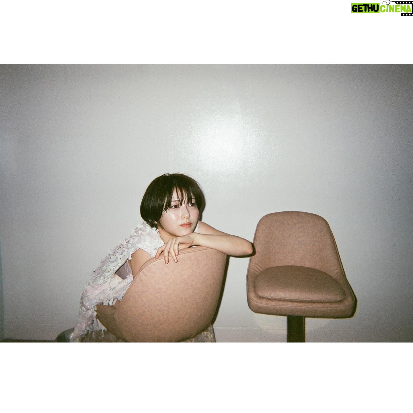 Minami Hamabe - 197.5K Likes - やっとこさ写ルンですを現像したら、ちょっと前の写真が出てきたので🪼
電池の切れた写ルンですははやめに現像するべしと学びました🪼
この写真たちは今年のカレンダーのオフショット🪼
ちょっと前に言われて気づいたのですが、髪の毛の長さは現状維持をしているつもりだったのに、少し伸びると気になって切ってもらっているうちに段々短くしていってました🪼
最近は少しずつ伸ばしています🪼はやく伸びますように🪼
今年はカレンダーどうなるのか…まだ分かりませんがもう2024年上半期が終盤なんて信じられません🪼最近やっと2024年の目標が決まったり増えたりしているのに🪼やれやれ
今日は焼肉かなあ🪼
暑い日が増えましたがみなさん体調にはお気をつけて🪼
夏をたのしめますように🪼