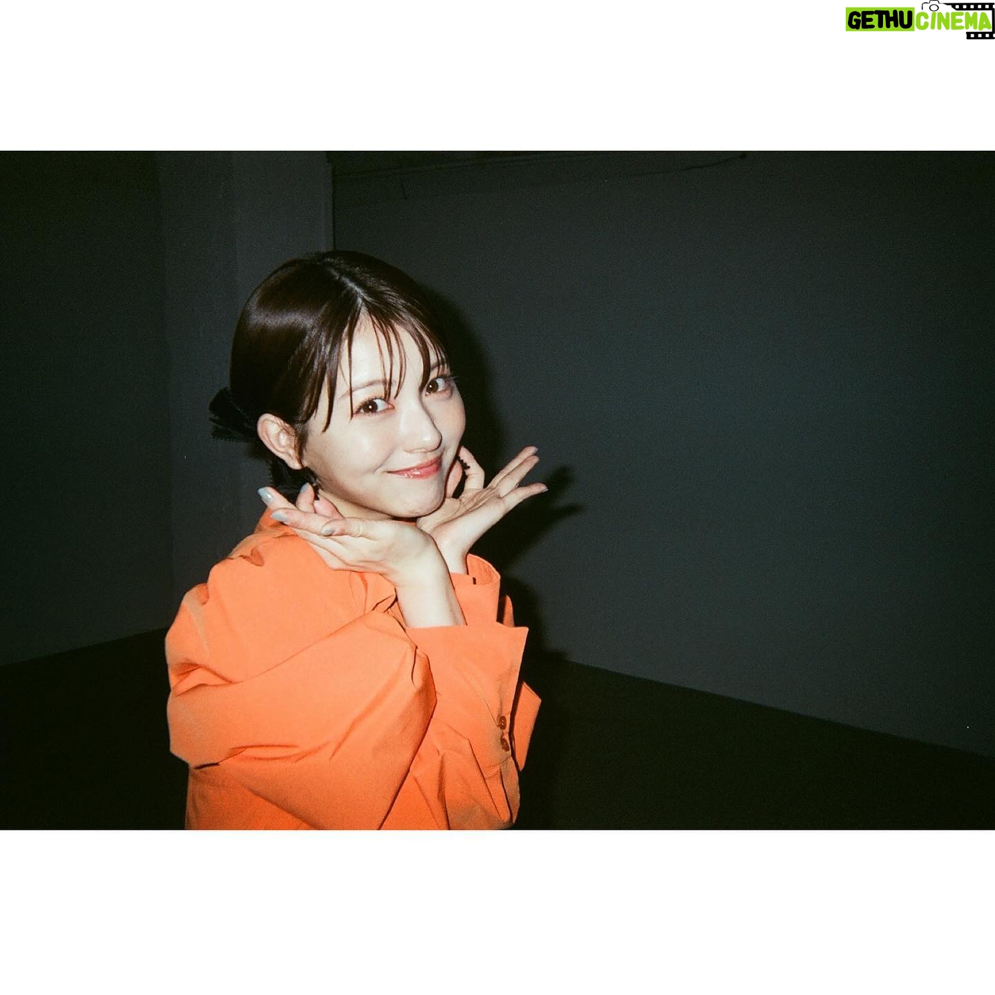 Minami Hamabe - 197.5K Likes - やっとこさ写ルンですを現像したら、ちょっと前の写真が出てきたので🪼
電池の切れた写ルンですははやめに現像するべしと学びました🪼
この写真たちは今年のカレンダーのオフショット🪼
ちょっと前に言われて気づいたのですが、髪の毛の長さは現状維持をしているつもりだったのに、少し伸びると気になって切ってもらっているうちに段々短くしていってました🪼
最近は少しずつ伸ばしています🪼はやく伸びますように🪼
今年はカレンダーどうなるのか…まだ分かりませんがもう2024年上半期が終盤なんて信じられません🪼最近やっと2024年の目標が決まったり増えたりしているのに🪼やれやれ
今日は焼肉かなあ🪼
暑い日が増えましたがみなさん体調にはお気をつけて🪼
夏をたのしめますように🪼