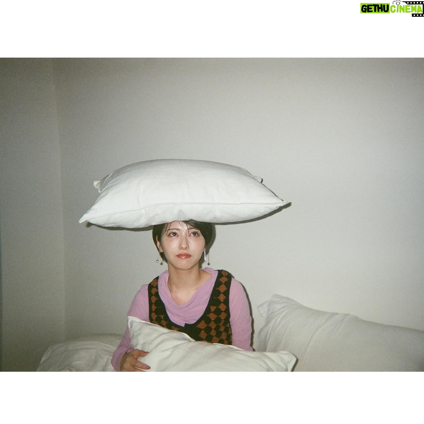 Minami Hamabe - 197.5K Likes - やっとこさ写ルンですを現像したら、ちょっと前の写真が出てきたので🪼
電池の切れた写ルンですははやめに現像するべしと学びました🪼
この写真たちは今年のカレンダーのオフショット🪼
ちょっと前に言われて気づいたのですが、髪の毛の長さは現状維持をしているつもりだったのに、少し伸びると気になって切ってもらっているうちに段々短くしていってました🪼
最近は少しずつ伸ばしています🪼はやく伸びますように🪼
今年はカレンダーどうなるのか…まだ分かりませんがもう2024年上半期が終盤なんて信じられません🪼最近やっと2024年の目標が決まったり増えたりしているのに🪼やれやれ
今日は焼肉かなあ🪼
暑い日が増えましたがみなさん体調にはお気をつけて🪼
夏をたのしめますように🪼