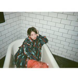 Minami Hamabe Instagram - やっとこさ写ルンですを現像したら、ちょっと前の写真が出てきたので🪼
電池の切れた写ルンですははやめに現像するべしと学びました🪼
この写真たちは今年のカレンダーのオフショット🪼
ちょっと前に言われて気づいたのですが、髪の毛の長さは現状維持をしているつもりだったのに、少し伸びると気になって切ってもらっているうちに段々短くしていってました🪼
最近は少しずつ伸ばしています🪼はやく伸びますように🪼

今年はカレンダーどうなるのか…まだ分かりませんがもう2024年上半期が終盤なんて信じられません🪼最近やっと2024年の目標が決まったり増えたりしているのに🪼やれやれ
今日は焼肉かなあ🪼
暑い日が増えましたがみなさん体調にはお気をつけて🪼
夏をたのしめますように🪼