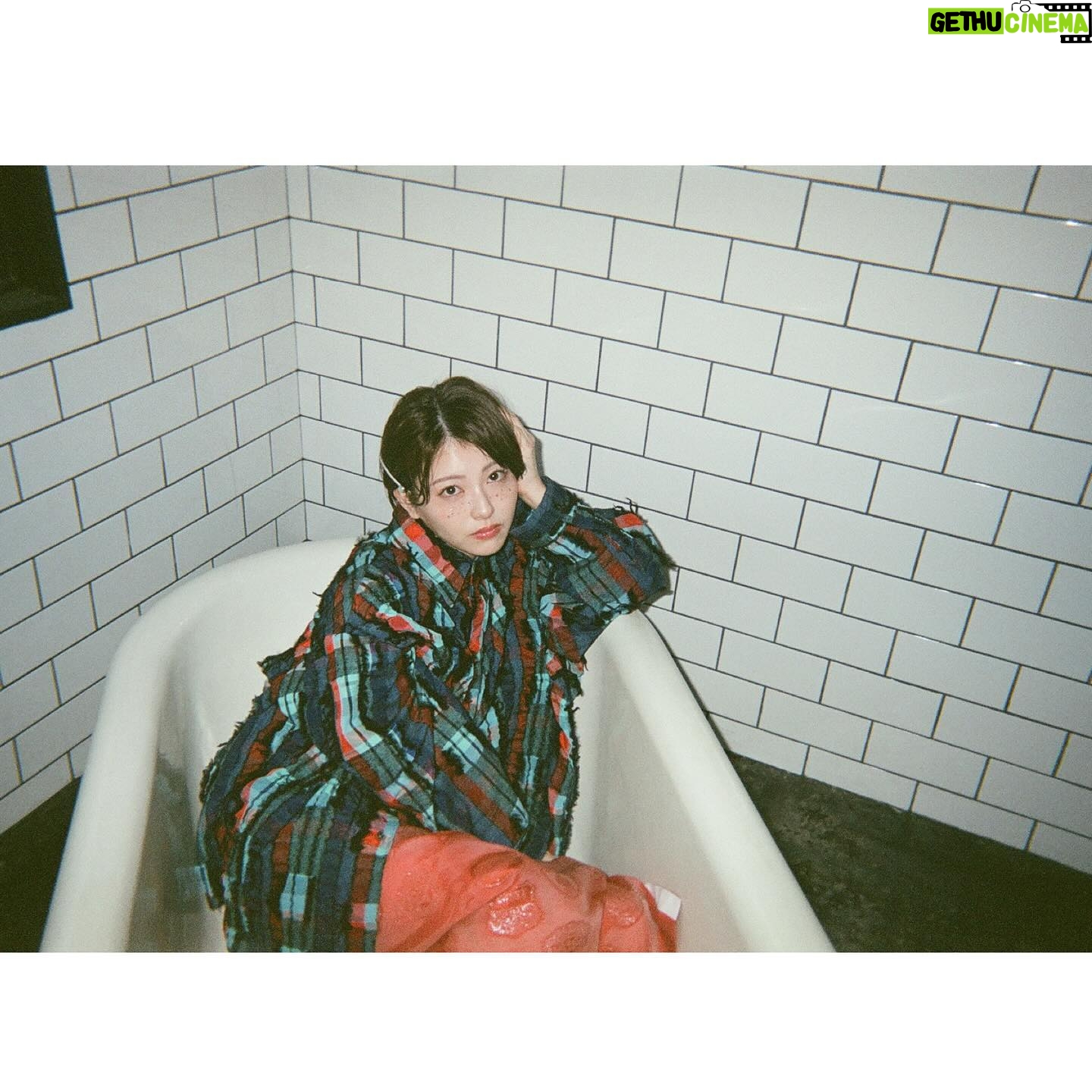 Minami Hamabe - 197.5K Likes - やっとこさ写ルンですを現像したら、ちょっと前の写真が出てきたので🪼
電池の切れた写ルンですははやめに現像するべしと学びました🪼
この写真たちは今年のカレンダーのオフショット🪼
ちょっと前に言われて気づいたのですが、髪の毛の長さは現状維持をしているつもりだったのに、少し伸びると気になって切ってもらっているうちに段々短くしていってました🪼
最近は少しずつ伸ばしています🪼はやく伸びますように🪼
今年はカレンダーどうなるのか…まだ分かりませんがもう2024年上半期が終盤なんて信じられません🪼最近やっと2024年の目標が決まったり増えたりしているのに🪼やれやれ
今日は焼肉かなあ🪼
暑い日が増えましたがみなさん体調にはお気をつけて🪼
夏をたのしめますように🪼