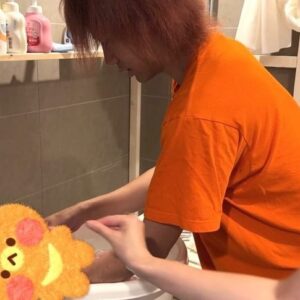 Minami Minegishi Instagram - 皆さんは、産後ケアホテルの存在をご存知ですか？
お友達の先輩ママが大絶賛していてとても気になっていたHOTEL CAFUNEさんに、今回ご縁があり退院後すぐからお世話になりました。
24時間いつでも好きなタイミングで赤ちゃんを預かってもらうことができる安心の環境の中で、しっかり身体を休めながら自分の時間を楽しんだり、育児について学んだり、パートナーとの時間を設けたりと、有意義で健やかな時間を過ごすことができました。

良かった点を挙げたらキリがないのですが、ここで実際に泊まって感じた私なりの推しポイントを5つご紹介させてください！

①栄養満点1日5食のお食事
野菜たっぷり栄養抜群の多種多様なメニューが朝・昼・晩・おやつ・夜食と提供されるので疲れた身体の栄養補給はこれでもかというほどバッチリでした！朝食以外はお部屋に届けてくれるのも嬉しい。もちろんお味も抜群です◎

②ゆったり過ごせるラウンジ
お友達が会いにきてくれた際にはラウンジを利用させてもらいました。ティーバッグ（紅茶）やちょっとしたお菓子が完備されていて、ゆったりとした面会時間を過ごすことができます。自宅に人を招くとなると片付けやらおもてなしやらに気を回さなきゃいけないところですが、その心配なしで大切な人達に赤ちゃんに会ってもらえたのが良かったです！
※もちろん1人でゆっくり本を読むなど使い方は人それぞれでOK

③充実のオプションメニュー
産後整体、ヘッドスパなどの美容メニューや、ニューボーンフォト撮影、ワークショップなど、新生活を彩る＋αがとっても充実していました。新生児期しか撮れないニューボーンフォトも撮ってもらえたし、足型アートも可愛く作れたし、週末ご褒美に夫婦で並んで受けたマッサージも最高だったなぁ。

④育児についての疑問や悩み解消
毎日、助産師さん・保育士さんと話す時間を設けてもらえるので赤ちゃんのこと、産後の身体のことなど些細な疑問をすぐに解決することができました。
夫婦で受けた沐浴指導、なかなか寝てくれない時に教えてもらったおくるみの巻き方、家に帰ってからの授乳スケジュールの相談など、今後に役立つことを沢山教えていただきました。

⑤全ての連絡は滞在中専用LINEで
「赤ちゃんを預かってほしい」「連れてきてほしい」などのやりとりを全てLINEで手軽にできるのが画期的でした。赤ちゃんのことでわからないことがあり、カウンセリングの時間まで待てないという時にはLINEをすればすぐに返事をいただけることにも感動。後で聞こうと思って忘れてしまうことがなく、常にクリアな状態でいられるのが本当にありがたかったです。

妊娠中のことは10ヶ月という長い時間の中で色々調べて準備をすることができたのに、産後についての知識は不十分のままあっというまに退院というのがものすごく不安でした。産後ケアホテルという場所を通して、身体の回復をしながらも家に帰ってからの赤ちゃんとの生活のための勉強と準備をし、自信をつけることができたのがとても大きな収穫でした。
出産という身体にも、時には心にも負担がかかる大仕事を終えたお母さん達が休むことに罪悪感を覚えることなく、当たり前に人の手を借りようと思えたらいいな。その為にこういった施設があるんだなと、心から思える貴重な体験でした。ホテルにいた時間のおかげで今なんとか毎日をやれています。HOTEL CAFUNEの皆様、本当にお世話になりました！

#hotelcafune #産後ケアホテル #pr