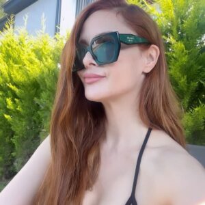 Mine Tugay Instagram - Yaz geldi sanki♥️🪽
snoopy’nin tıraş vakti de gelmiş evet😎 
teşekkürler @lovekinibeachwear 🌸🪽 #sun #reklam