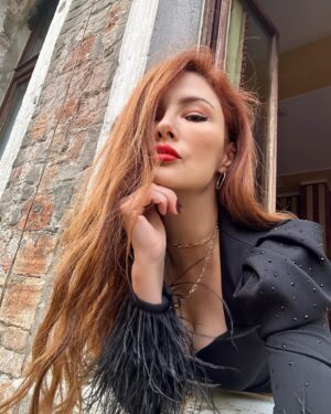 Mine Tugay Instagram - “İnanma pencerelere bayım. 
/ Gece hepsi ayna oluyor.”