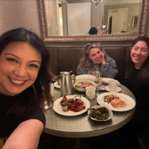 Ming-Na Wen Instagram - It was such a blast meeting all the incredible fans and my pals this past weekend! Let's do it again soon!❤️🥰

#starwars #themandalorian #thebookofbobafett #badbatch #mulan #agentsofshield #streetfighter #er #chunli #agentmay #thecavalry #fennecshand #debchen