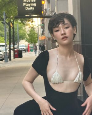 Minnie Mills Instagram - 🖤🎀 @bridgertonnetflix