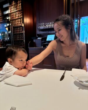 Minori Inudo Instagram - 何が正解か全然わからないし正解なんて無いんだけど
自分で考えてもらいたいから毎日聞くように心がけてます👦

こちらとしてはやって欲しくなかったこと、
いけないことをした時、『だめ！』じゃなくて
『これはやってよかったかな？』ってきくと
👦『ブー🙅‍♂️』って自分で答えるの。
一歳半くらいまでは聞いてもくれなかったし
ただ笑って終わってたんだけど最近はよくわかってる、
まぁそれでもやりたいからやる！がまだあるんだけど
すごく成長を感じてます。。
ほんとーーうに、いけないことをした時はダメ！って言うけど基本叱りたくないし怒りたくもない😌

自分が聞いてるように
自分にももっと問いかけたら
もっと自分も成長するよねって
書きながら思ってます。笑
母親レベルアップ頑張ろう☺️

#育児
#育児日記
#2歳