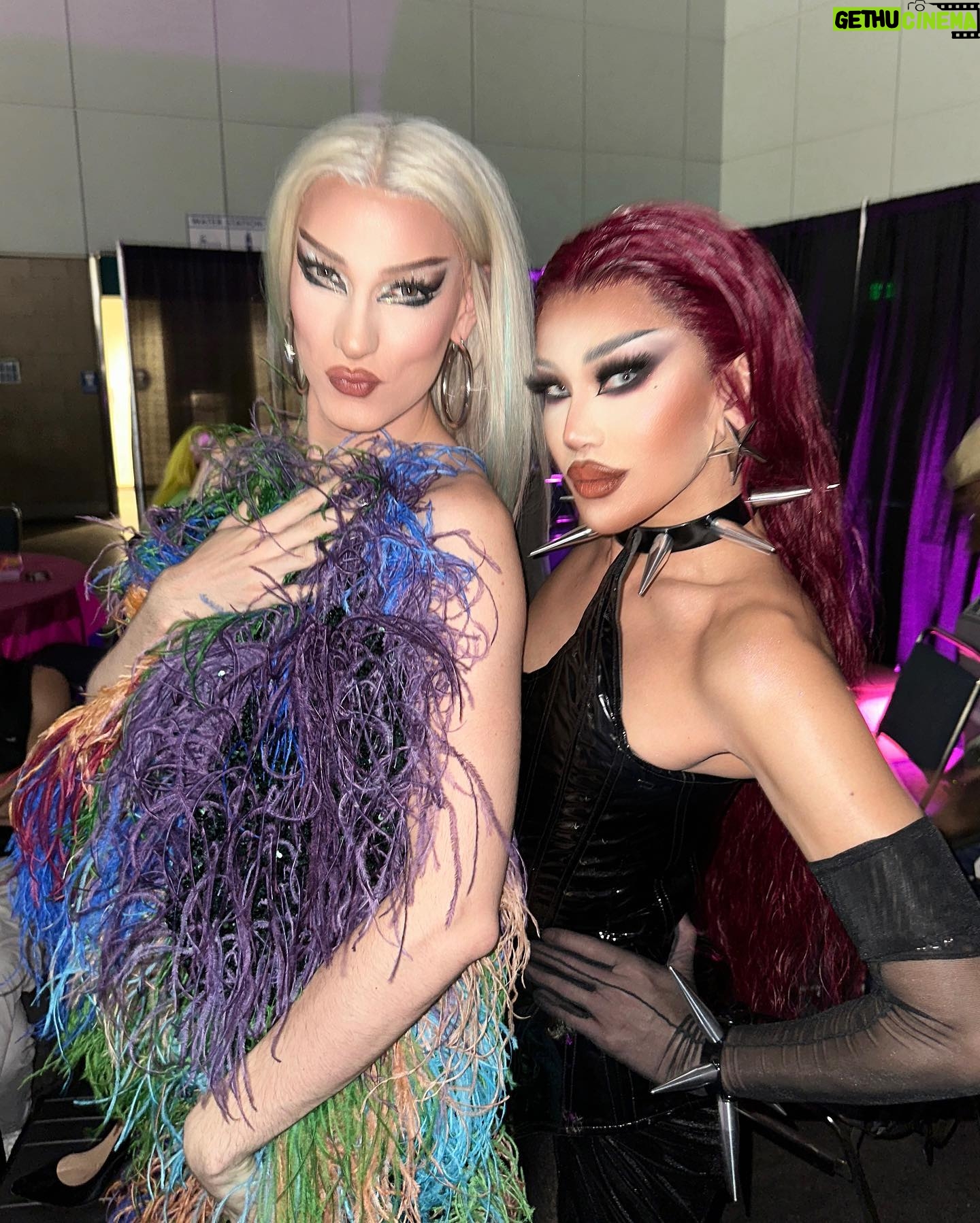 Minty Fresh - 9.6K Likes - #DragCon LA 2024 Day 2 dump ✨💫
Wearing @klvnqnbrrs @muglerofficial @bitchfistnyc