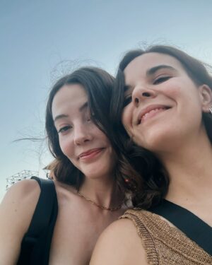 Mireia Oriol Instagram - @cruillafestival sens dubte una de les millors nits de l'any 🍻🍻 gràcies @estrelladammcat @estrelladamm 

Sense ni un vídeo decent del concert d' @amaral.oficial estava massa ocupada plorant i perdent la veu vinga dw fins l'any vinent