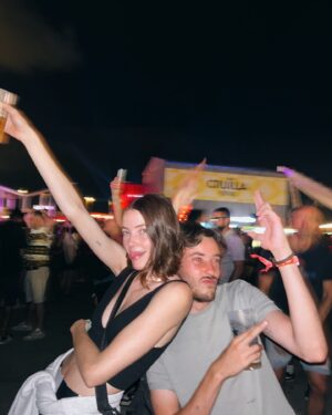 Mireia Oriol Instagram - @cruillafestival sens dubte una de les millors nits de l'any 🍻🍻 gràcies @estrelladammcat @estrelladamm 

Sense ni un vídeo decent del concert d' @amaral.oficial estava massa ocupada plorant i perdent la veu vinga dw fins l'any vinent