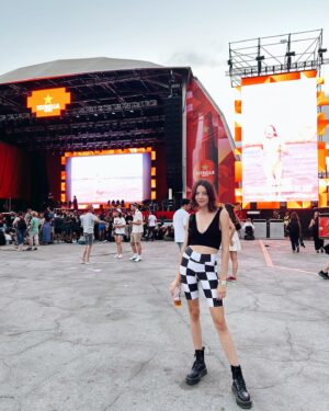Mireia Oriol Instagram - @cruillafestival sens dubte una de les millors nits de l'any 🍻🍻 gràcies @estrelladammcat @estrelladamm 

Sense ni un vídeo decent del concert d' @amaral.oficial estava massa ocupada plorant i perdent la veu vinga dw fins l'any vinent