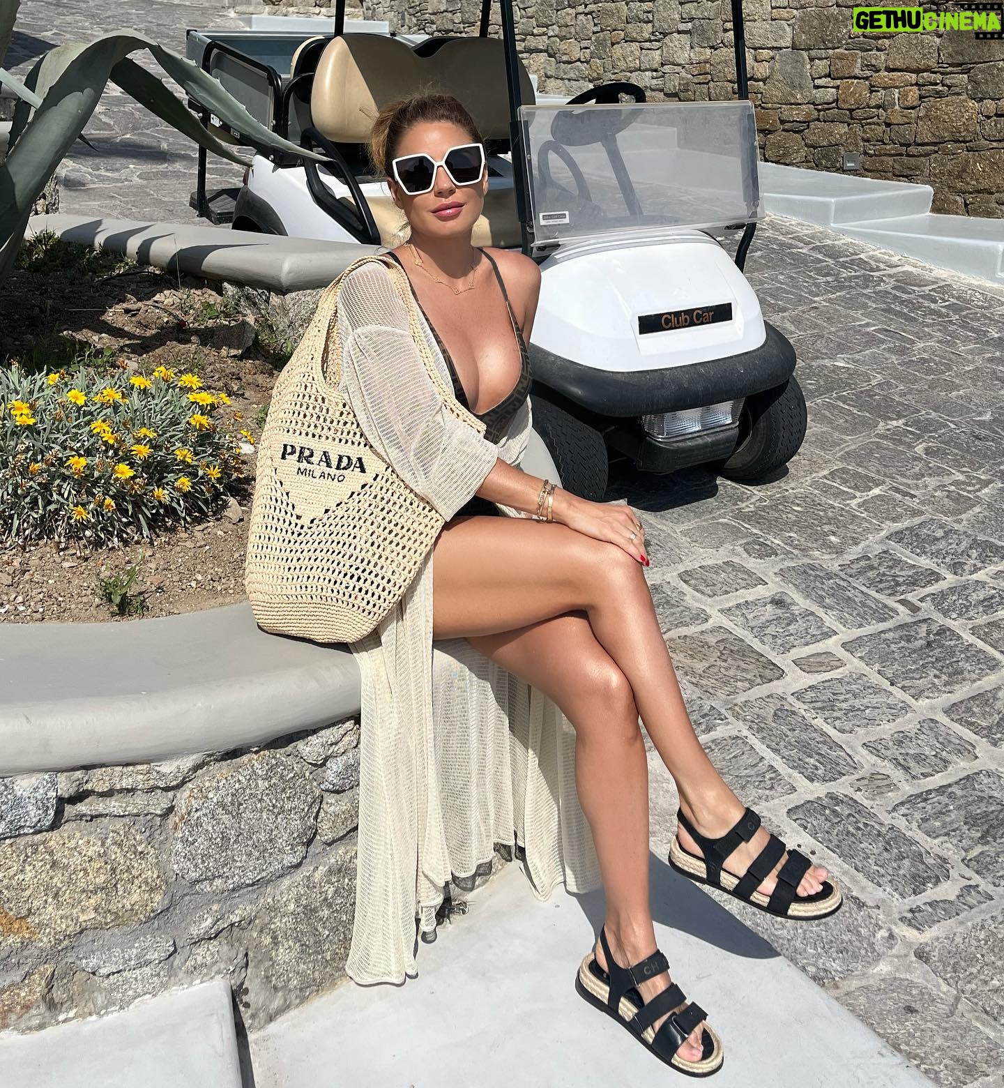 Mirela Mendoza - 2.6K Likes - EL ARTE DE VIAJAR✨
Viajar significa tener vivencias únicas, que se vuelven en experiencias inolvidables.
Disfrutar de los lugares mágicos y llenarnos de ellos.
Conectar con los lugares y agradecer la oportunidad de estar allí.
Sonreír y respirar el aire de los nuevos lugares.
Encontrar esos lugares para los que no hay palabras ..
Vivir y ser feliz💫
#beextraordinary #traveltheworld #greece #mikonos #summeroutfit #cavotagoomykonos #outfitinspiration