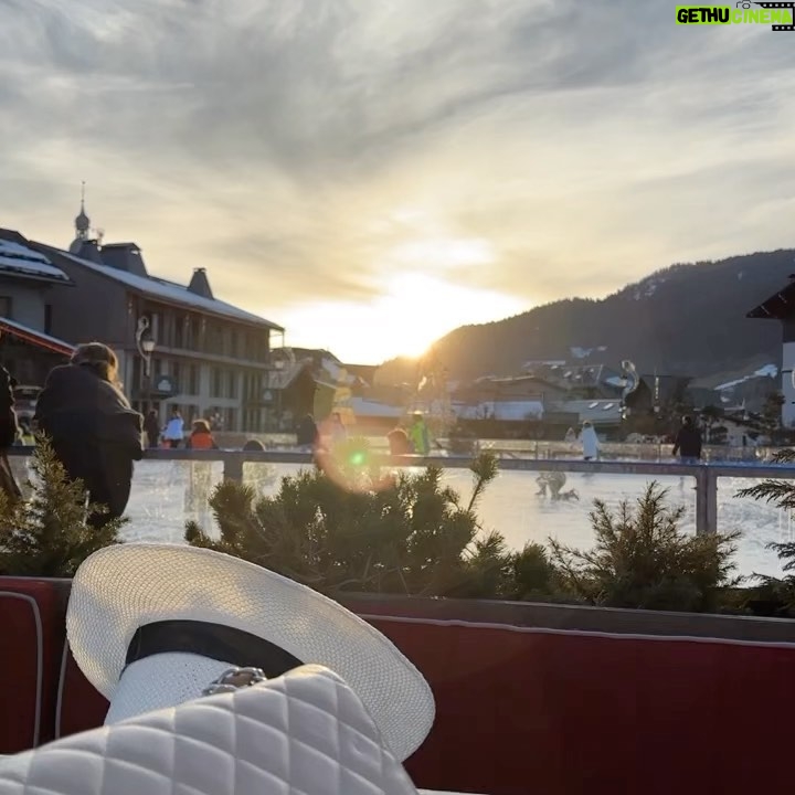 Mirela Mendoza - 5.4K Likes - Megeve photo dump✨
#beextraordinary #skiweek #travellover #familytime #france