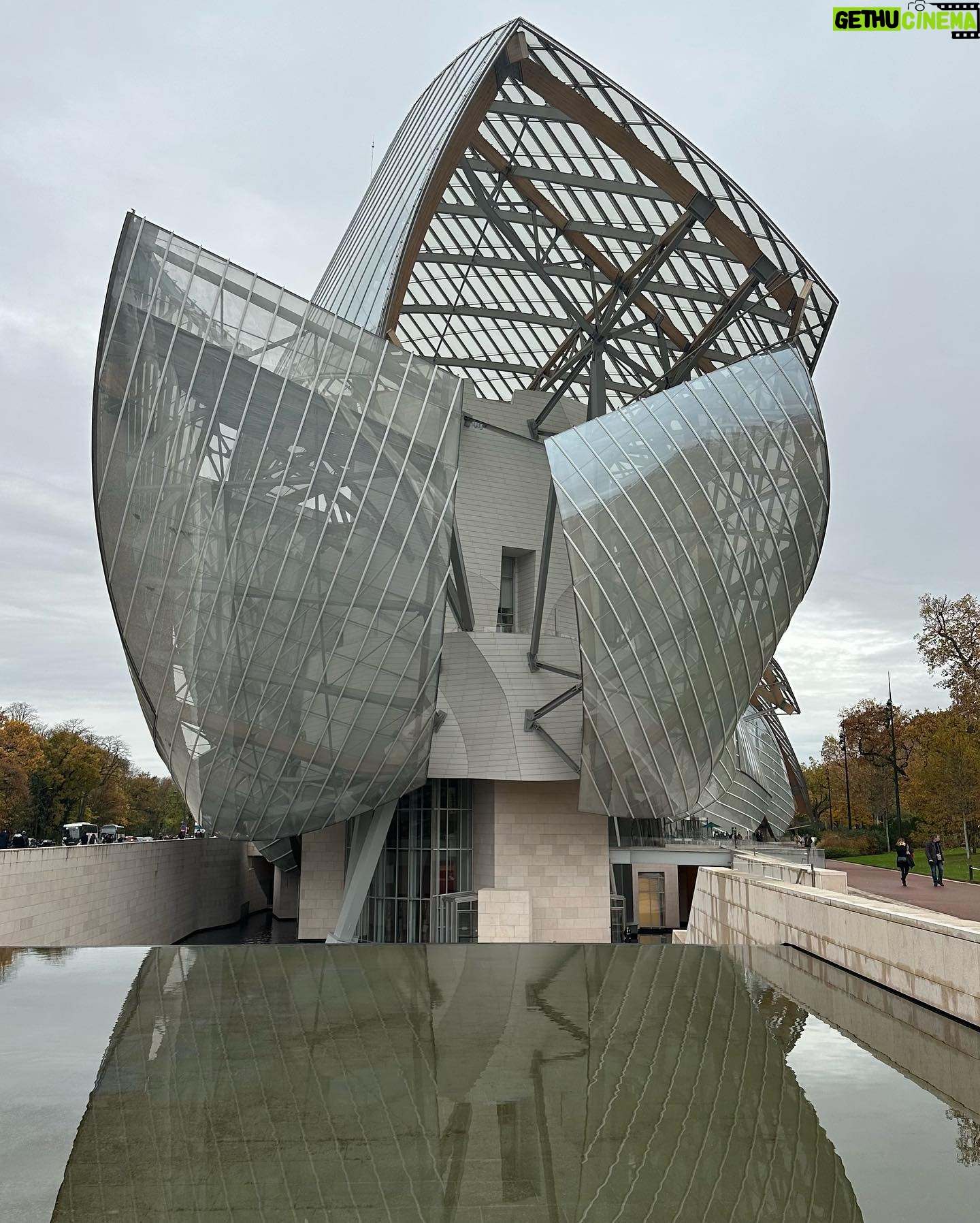 Mirela Mendoza - 3.5K Likes - Sunday ✨
#beextraordinary #paris #france #foundationlouisvuitton #monet