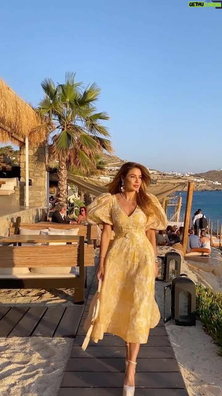 Mirela Mendoza - 2.9K Likes - Todo en lo que alguna vez has soñado,
desapareciendo cuando te despiertas.
Pero no hay nada de qué preocuparse,
incluso cuando la noche cambia,
nunca nos cambiará a ti y a mí✨
Mi parte preferida de la canción ❤️✨
#beextraordinary #traveltheworld #enjoylife #blessed #love #thanksgod #mikonos #grecce🇬🇷