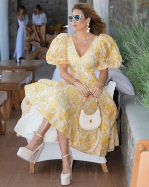 Mirela Mendoza Instagram - ✨ DISFRUTA TU EXITO ✨ 

El exito para mi es conectar con mi proposito y tener la posibilidad de elegir construir la vida que sueño e inspirar a otras personas en el proceso. 

Despues de mi #RETOMEJORQUENUNCA que fue todo un exito , Gracias a Dios y a las personas que me apoyaron , confiaron en mi y se unieron; decidi tomar una pausa y hacer una de las cosas que más me gusta!! VIAJAR!! Me encuentro en un lugar que es muy especial para mi; disfrutando, agradeciendo y siendo feliz. Aquí siempre me lleno de inspiración y energía maravillosa. 

Hoy contemplando este hermoso lugar me senti extraordinaria y plena del éxito que tuvo mi primer reto; 
Aprovecho esta oportunidad para conectarme con nuevas ideas , sueños, oportunidad y proyectos maravillosos que vendrán. 

GRACIAS A TODOS🌟 

👇🏻 ¿ Quiero leer para ustedes que es el éxito y como se celebran sus logros ?

#beextraordinary #betterthanever #travellover #mikonos #greece #cavotagoomykonos @cavotagoomykonos