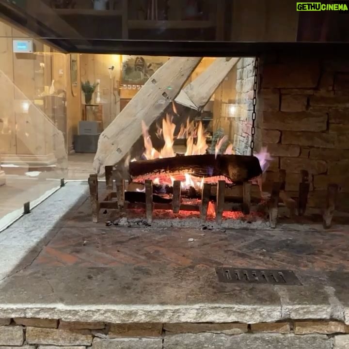 Mirela Mendoza - 5.4K Likes - Megeve photo dump✨
#beextraordinary #skiweek #travellover #familytime #france