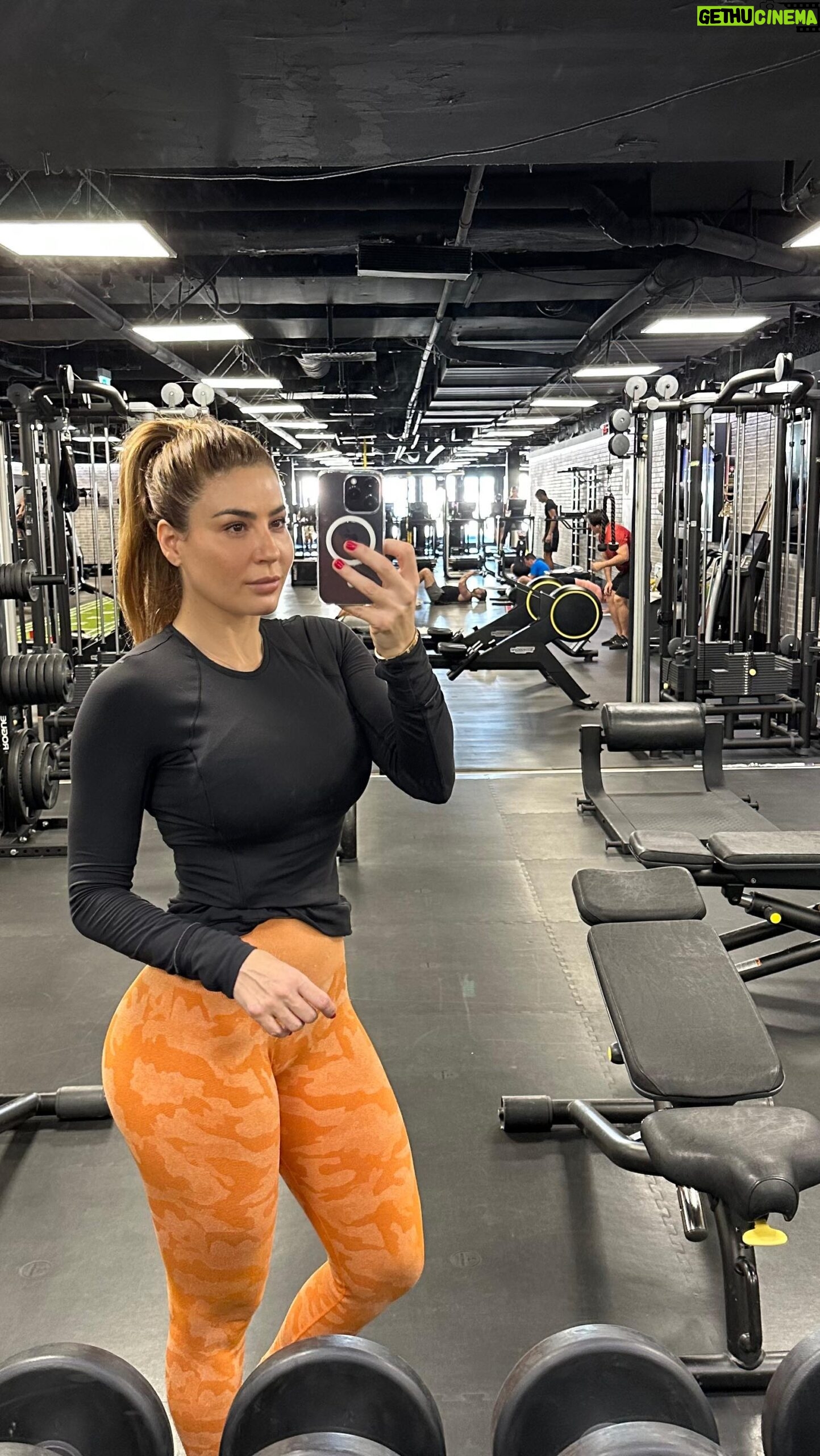 Mirela Mendoza - 5.9K Likes - Lograr una salud integral es un trabajo diario. No importa cuantas veces tengas que volver a empezar, lo importante es tomar la decisión comprometerte contigo mismo.
Respetar tus procesos y sobretodo disfrutar el camino.
Un día a la vez !!!
#beextraordinary #betterthanever #glutesday🍑 #lifestyle #healthy #gymlife