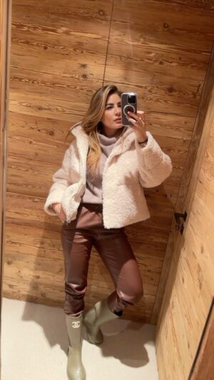 Mirela Mendoza Instagram - Winter days ❄️

#beextraordinary #ootd #gstaad #fashion #inspo