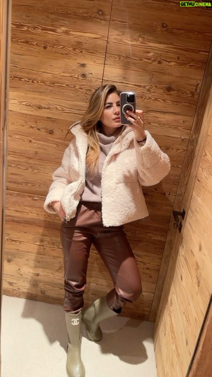 Mirela Mendoza - 2.4K Likes - Winter days ❄️
#beextraordinary #ootd #gstaad #fashion #inspo