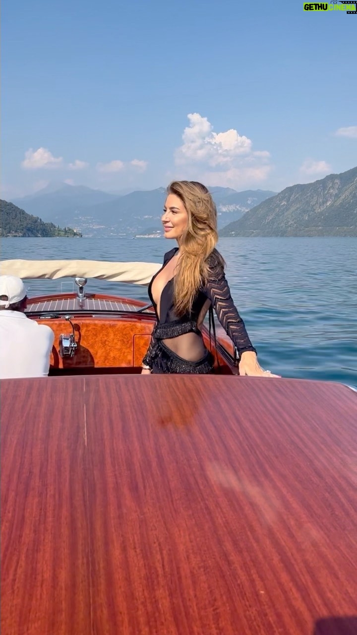 Mirela Mendoza - 4.5K Likes - A pocos días de terminar el 2022, pienso en lo agradecida que soy por los momentos que este año me regalo.. Somos esos momentos que quedan siempre en nuestra mente y corazón✨
Este año sin duda ha sido un año de aprendizaje, transformación, cambios y momentos unicos que han llenado mi vida.
Con este video quiero hacer un tributo a este lugar hermoso que el universo nos regala y que en ese preciso momento solo piensas en contemplarlo y disfrutarlo.
El Lago Di Como que para mi es uno de los lugares mas bellos que he visto; es de esas vistas que nunca quisieras olvidar y que te marcan para siempre.
#beextraordinary #mekingmemories #travel #italy #lagodicomo #mandarinoriental #thebestof2022