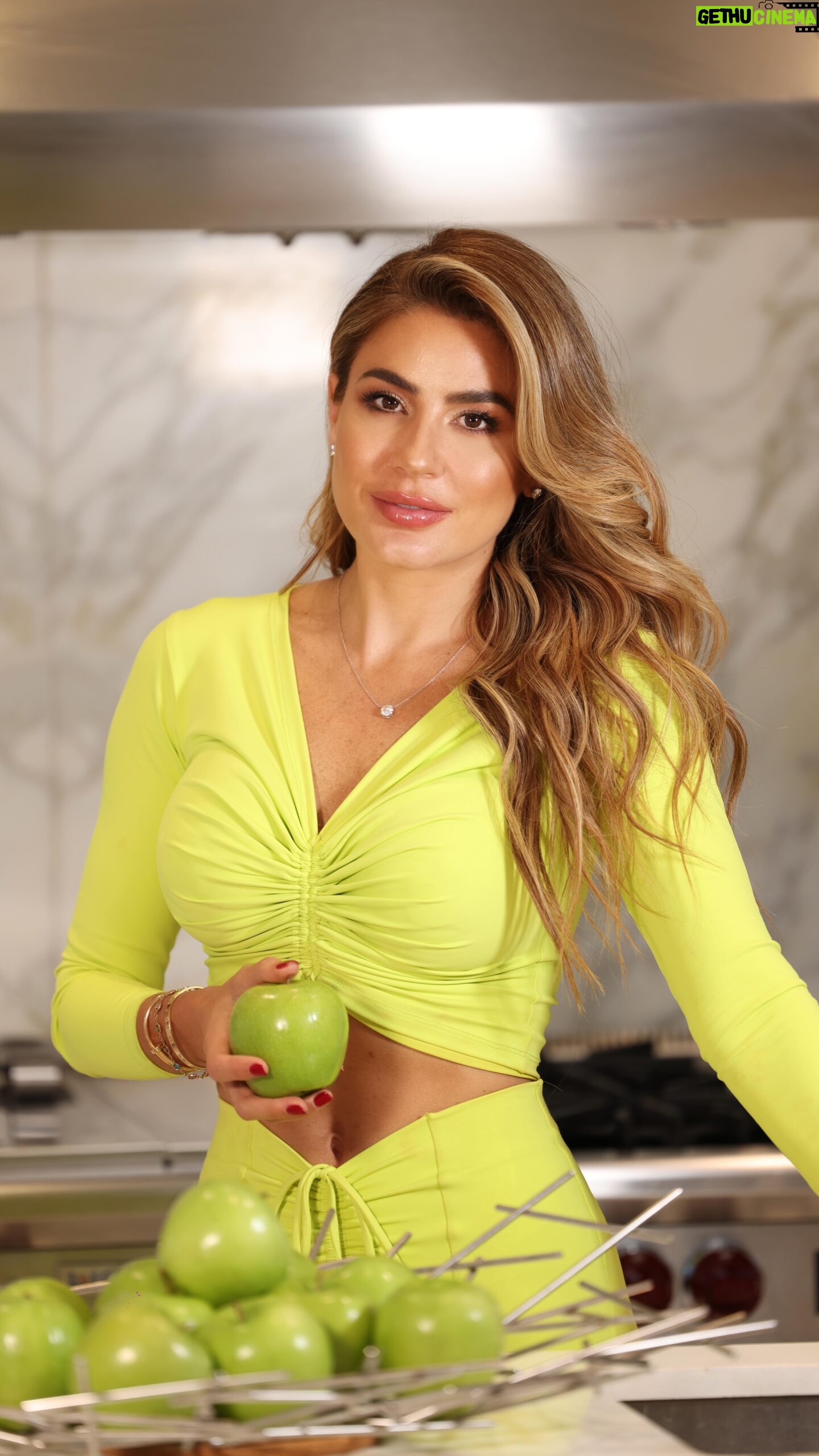 Mirela Mendoza - 3.1K Likes - ¿Qué es estar Mejor Que Nunca? 🤔
Para mi es mirarte al espejo y quererte tal cual eres, porque ese amor propio será el combustible para lograr todo lo que te propones.
Es sentirte bien estando sola, desarrollando tus habilidades y haciendo de ti una prioridad.
Es dormir tranquila sabiendo que diste el maximo en tu día, empleando la disciplina y el compromiso para alcanzar tu potencial.
Es afrontar los retos con confianza, dejando de lado el miedo y confiando en tu poder interior.
Estar "MEJOR QUE NUNCA” es mi nuevo propósito de vida y por eso quiero invitarte a mi reto que comienza este 9 de mayo.
Puedes hacer click en el link en mi bio👆🏻(si tienes alguna duda también puedes escribirme al DM)
¿ ESTAS LIST@ PARA ESTAR MEJOR QUE NUNCA ?
Mi ropa @portdebras ✨✨✨
#RetoMejorqueNunca #MejorqueNunca #MirelaMendoza #fitnesslife #fitnesslive #rutinadeejercicios #betterthanever #beextraordinary #reto21dias #miami #fitness #fitnessmotivation #healthylife #womenempowerment #beextraordinary