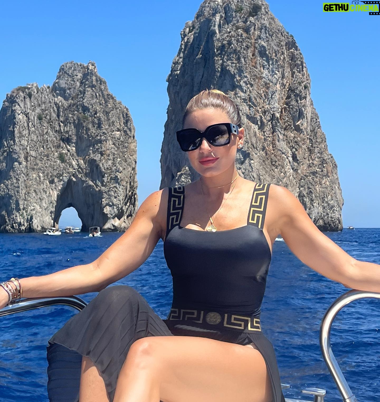 Mirela Mendoza - 4K Likes - 📍Faraglioni 🇮🇹
#beextraordinary #italy #capri
#summer #familytime