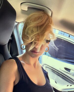 Miren Ibarguren Instagram - Últimos días de rubia al calocher de Madrid.
