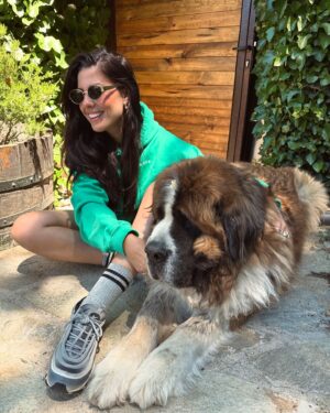 Miriam Rodríguez Instagram - 🌿 que Pongo se acabe convirtiendo en el 90% de mi galería, escribir canciones con los calcetines llenos de pelo rodeada de animales, leer con el sonido de los árboles y el atardecer de fondo, identificar constelaciones cada noche y los huevos de las gallinas de casa de @mambru_lopez …  la vida que quiero, la vida mejor y mi vida favorita. volver aquí siempre es casa. gracias Alber🫶🏼 en breve volvemos a la carga y con las pilas bien cargadas 🔋🥲🚀

🏡 @hotel_rural_la_posada