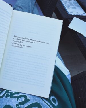 Miriam Rodríguez Instagram - 🌿 que Pongo se acabe convirtiendo en el 90% de mi galería, escribir canciones con los calcetines llenos de pelo rodeada de animales, leer con el sonido de los árboles y el atardecer de fondo, identificar constelaciones cada noche y los huevos de las gallinas de casa de @mambru_lopez …  la vida que quiero, la vida mejor y mi vida favorita. volver aquí siempre es casa. gracias Alber🫶🏼 en breve volvemos a la carga y con las pilas bien cargadas 🔋🥲🚀

🏡 @hotel_rural_la_posada