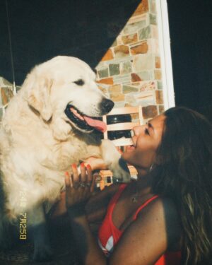 Miriam Rodríguez Instagram - 💔

leía hace días un post de placeres de vivir en galicia; para mí siempre ha sido el de “volver, estés donde estés” … 

hay días tristes 
donde te sientes vacío
y ausente, 
porque uno a veces 
necesita 
y tiene el derecho de estarlo.

esta vuelta a casa después de 2 meses 
se me hizo la vuelta más dura de los últimos casi 15 años. 

por sentir la pena de haberte dado un achuchón sin saber que era el último; y al mismo tiempo sentir la paz de que te hayas ido tranquilo siendo tan genio y figura como en esta casa te recordaremos siempre 🕊️

15 años mordiendo zapatillas
15 años comiéndote mis bocadillos
15 años reventando abrigos 
15 años de paseos y aventuras
15 años rebozándose en el barro
 y en el agua 
15 años de cabezazos 
15 años repartiendo felicidad 

siempre serás 
mi postal favorita de navidad ❤️‍🩹✨

felices 15 al golden más bueno, 
más traste, más divertido y más fuerte
que habré conocido jamás. 
gracias x haberme alegrado
más de la mitad de mi vida
amigo y compi trueno 
allá donde estés 
te voy a echar de menos 
y siempre serás 
a miña vaca peluda favorita 🐮