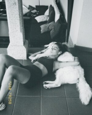 Miriam Rodríguez Instagram - 💔

leía hace días un post de placeres de vivir en galicia; para mí siempre ha sido el de “volver, estés donde estés” … 

hay días tristes 
donde te sientes vacío
y ausente, 
porque uno a veces 
necesita 
y tiene el derecho de estarlo.

esta vuelta a casa después de 2 meses 
se me hizo la vuelta más dura de los últimos casi 15 años. 

por sentir la pena de haberte dado un achuchón sin saber que era el último; y al mismo tiempo sentir la paz de que te hayas ido tranquilo siendo tan genio y figura como en esta casa te recordaremos siempre 🕊️

15 años mordiendo zapatillas
15 años comiéndote mis bocadillos
15 años reventando abrigos 
15 años de paseos y aventuras
15 años rebozándose en el barro
 y en el agua 
15 años de cabezazos 
15 años repartiendo felicidad 

siempre serás 
mi postal favorita de navidad ❤️‍🩹✨

felices 15 al golden más bueno, 
más traste, más divertido y más fuerte
que habré conocido jamás. 
gracias x haberme alegrado
más de la mitad de mi vida
amigo y compi trueno 
allá donde estés 
te voy a echar de menos 
y siempre serás 
a miña vaca peluda favorita 🐮