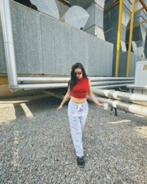 Miriam Rodríguez Instagram - tirando de carrete 🎞️ con las ganas de vernos y cantarnos este sábado en CÁDIZZZZZZZ 🔥🌞 quién se vieeeeeene? :) ❤️‍🔥 

👓 @jimmyfairly 
👖 @emestudios_ 
🛼 @newrock
