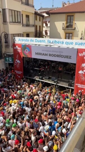 Miriam Rodríguez Instagram - pero quería gritarte: me duele el pecho de amor. 

hay canciones que directamente tienen el poder de salvarnos; GRACIAS a todas las personas que habéis venido esta mañana a la Plaza del Trigo 🌾 a cantar y a bailar bajo el 🌞 de las 12 de la mañana con un calor aplastante y lo habéis dado todo con nosotros. Nuestra primera vez en el @sonoramaribera GRACIAS Aranda, un sueño estar ahí 🥹 

🧨el team siempre conmigo ⭐️
@arti._.vinyl @carlosmartinbass @goiko_martinez @nicomartin_nikkito @gfernandezmusic @marcllopis @alex_hijo #lomba @nachomartinezvi @chuspi79 @artistikproducciones @miriamzambrano__ @efren.rg  @laiiaprez  @andreaa_canal 
🚙🚙🚙🚙🚙 on road con los mejores 
🏁 @okmobility #okmobility 🤗
#línearojatour

SEGUIMOS. Nos vemos el 17 de agosto en CÁDIZ📍

massshup d el miedo a fallar
 x la salvación de @arde_bogota ✨
📹 @alex.resfeber
