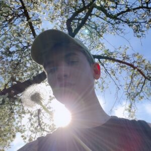 Miss Fame Instagram - Shrinking the depression monster one dandy lion at a time 🌻 #MissFame #countryside #Spring #TheWienas #Switzerland.