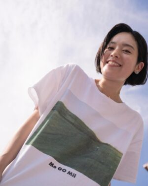 Miwako Kakei Instagram - ごさたん！

ゴーみぃー×GASATANG
 "写真集ゴーみぃー刊行記念 Tシャツ" 
写真展「写真の筧さん」会場にて発売します👕

「GOSATANG」
撮影/佐内正史
スタイリング/伊賀大介
モデル/筧美和子
SIZE L
@miwakokakei @band__info 
@gasatang @tangtang_design 

写真展「写真の筧さん」
筧美和子写真集「ゴーみぃ一」刊行記念

会期：8月29日（木）～9月21日（土）※木・金・土のみ開催
時間：13:00～19:00
会場：@ btf  @at_btf ／東京都中央区勝どき2-8-19近富ビル倉庫3階3B

今展示では同写真集のオリジナルプリントの展示／販売に加えて、大判ポスターの展示／販売、ゴーみぃー×GASATANGオリジナルTシャツの販売、アフター「ゴーみぃー」と位置付け、展示に向けて新たに撮り下ろした作品も発表します。

写真の筧さんトークライブ 
9月7日（土）17:30～「デザイン、写真、編集のこと」
北川一成✕佐内正史✕近田拓郎
9月14日（土）17:30～「女優、写真、音楽のこと」
筧美和子✕佐内正史✕永積崇
会場：@ btf  @at_btf 先着40名様
参加申込受付　8月22日13時から@btf HPにて

※9月7日（土）/14日（土）共に開場時間が13:00～16:00 となります。トークライブを申し込みされた方は17:00〜入場となります。
@at_btf @shupure_official
@graph_coltd @hanaregumi.official 
#ゴーみぃー #写真の筧さん 
#gasatang #tangtang