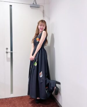 Miyabi Natsuyaki Instagram - 先日イベントで着用していた
@amerivintage のワンピお気に入り♡
フルーツの柄って珍しくて
一目惚れしちゃった〜🍇🩶

明後日4/6〜7はライブです♡
青森Quarter（青森） / 郡山Hip Shot Japan (福島）
どちらもゲスト出演させて頂きます💕
よろしくお願いします🎀

4/13 @rosy_kelly.m.m 
ポップアップ♡
詳細は追ってお知らせ致します💗

そして4/28(日)には
「備前焼フェア(春)～春の備前焼まつり～」にも
初出演させて頂くので、遊びに来てくれたら
うれしいなぁ〜💕💕
お待ちしておりますっっ໒꒰ྀི ｡˃ ▿ ˂｡꒱ྀིა🌸

【場所】
備前市立伊部小学校体育館 (岡山県備前市伊部1415-2)
【日時】
4月28日(日)
＊ステージ時間は後日発表します。
【出演】
夏焼雅・Bitter & Sweet

ビタスイのおふたりとも
コラボも考えていますので
お楽しみに💓