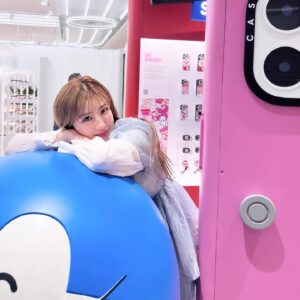 Miyabi Natsuyaki Instagram - 💙🤍🩵
ドラちゃんに
会いに行ってきたぁ♡

渋谷パルコでどこでもドアとドラえもんと一緒に
写真が撮れるスポットがあるので
ドラちゃんコーデして店舗に遊びに行ってきましたっっ🩵✨
大きなドラちゃんかわいすぎなの🥹✨✨✨

ドラえもんのケースや
限定グッズもたくさんあるから
チェックしてみてね🩵

どこでもドアって夢あるよねぇ〜🚪💕
みんなはどこ行きたい??🥹✨✨✨✨
コメントで教えてねーん♡

#渋谷パルコ
#PARCO
#ドラえもん 
#ドラえもんコラボ
#casetify
#DoraemonCASETiFY