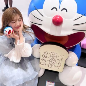 Miyabi Natsuyaki Instagram - 💙🤍🩵
ドラちゃんに
会いに行ってきたぁ♡

渋谷パルコでどこでもドアとドラえもんと一緒に
写真が撮れるスポットがあるので
ドラちゃんコーデして店舗に遊びに行ってきましたっっ🩵✨
大きなドラちゃんかわいすぎなの🥹✨✨✨

ドラえもんのケースや
限定グッズもたくさんあるから
チェックしてみてね🩵

どこでもドアって夢あるよねぇ〜🚪💕
みんなはどこ行きたい??🥹✨✨✨✨
コメントで教えてねーん♡

#渋谷パルコ
#PARCO
#ドラえもん 
#ドラえもんコラボ
#casetify
#DoraemonCASETiFY