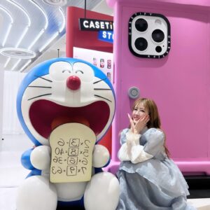 Miyabi Natsuyaki Instagram - 💙🤍🩵
ドラちゃんに
会いに行ってきたぁ♡

渋谷パルコでどこでもドアとドラえもんと一緒に
写真が撮れるスポットがあるので
ドラちゃんコーデして店舗に遊びに行ってきましたっっ🩵✨
大きなドラちゃんかわいすぎなの🥹✨✨✨

ドラえもんのケースや
限定グッズもたくさんあるから
チェックしてみてね🩵

どこでもドアって夢あるよねぇ〜🚪💕
みんなはどこ行きたい??🥹✨✨✨✨
コメントで教えてねーん♡

#渋谷パルコ
#PARCO
#ドラえもん 
#ドラえもんコラボ
#casetify
#DoraemonCASETiFY