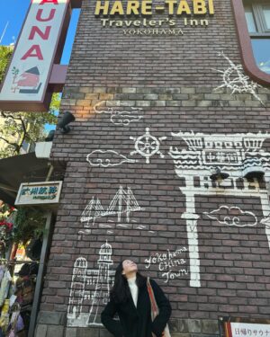 Miyako Sono Instagram - 🥟🍜🇨🇳

最近は週一で横浜中華街へ行っています

なぜならハレタビサウナがあるから。
ハレタビでととのった後に
中華街でサ飯を食べるのがクセになる。

@hare_tabi 

そしてハレタビさんが男女どちらのサウナも楽しめるイベントを初開催！

イベント開催に向けて男女スペース全体を自由に行き来できるよう壁を破り扉を作るなんてすごいパワー！！！！
ハレタビはサウナドリンクも充実していて、まずは発汗を高めるスタータードリンクショットからスタート！

ロウリュは、中国茶専門店『悟空』さん @goku_teahouse の烏龍やジャスミンなどの極上中国茶で！すごくいい香り。

ととのい椅子で台湾式足ツボマッサージ体験もあった！
いつもととのいながら「この状態で足ツボとかやってくれたらな〜」なんて贅沢なことを思っていたんだけど、それが実現された。正確に言うと大人気で満枠だったので、わたしは提携されていた店舗へ行き90分やりました。笑

中華街ってお店がたくさんあってどこに行けばいいか迷うけど、ハレタビが厳選セレクトしたお店を教えてくれるので迷わずサ飯に行けるよー！

中華街の雰囲気満載で楽しいイベントでした！
また晴れに行こう🧖‍♀️🧖‍♂️☀️

#ハレタビ #横浜中華街 #サウナ #sauna