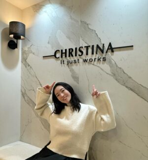 Miyako Sono Instagram - 💋
年末のお肌のお手入れに✨
@christinaginza 

今年もたくさん頑張ってくれたお肌に潤い与えてきました🥰美肌になって嬉しくてメイクしててもご機嫌なわたし🥰

わたしはゴルフやランニング、時々サーフィンもやるので（日差し浴び過ぎ笑）綺麗なお肌を保つのはとても難しいけれど、定期的にケアしてあげるとツルツル保てるし、ツヤだけじゃなくてハリもでる！日頃のケアだけじゃ補えないコトは治療してあげると美肌UPするよん！
後は毎日のケアはこまめな保湿とサウナで。
そして定期的にクリニックに！

メンズにもおすすめだよ😻いろんなケアがあって、自分に合ったメニューを本気で考えてくれるクリニック！

@christinaginza 
@christinaginza_mens

#クリスティーナクリニック銀座 #christinaginza ##エクソソーム #ポテンツァ #美肌