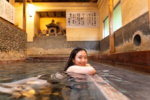 Miyako Sono Instagram - 大分県九重にある「寒の地獄温泉」。

寒の地獄の冷泉の話は数年前からととのえ親方が、ここの冷泉水風呂には凄いから絶対入ってほしい！と言ってた！

サウナはないのに日本一の水風呂？！

サウナはないけどいつか行きたいと思っていた温泉宿に、

7月にTTNEプロデュースのサウナがオープンするということですぐに大分へ！

冷泉横に新しく誕生するサウナ
名付けて「暖の地獄サウナ」

サウナからではなく水風呂から。
13℃の冷泉水風呂に3分間使ってくださいと言われて、汗もかいてないけど、キンキンの冷泉に浸かってみた。

入ってすぐに「あ、無理かも」思ったけど、1分超えたあたりからだんだん刺激を感じなくなり身体が楽になってきた。3分後にはとてつもなくクリアな状態でまるで生き返った感覚でした！

ほんとに不思議。

 
寒い地獄の霊泉（冷泉）に負けない”地獄のようにアツアツのサウナ”
暖の地獄から、寒の地獄へ、そして最後は外気浴で天国へ。

最強の温冷を味わいました。

1分間に2㌧の冷泉を噴き続け、二つの大きな石造りの浴槽に滔々と溢れている。

世界一贅沢で美しくてキレイな水風呂。奇跡の水風呂。
（隣にある飲用水口からガブガブ飲めるよ、胃腸にとても効果的だって）

一年で夏の3ヶ月しか入れなかったレアな冷泉が、これからは通年営業になったよ、サウナありがとう。
これで秋冬もこの美しい冷泉水風呂を体験できる！

そして今「暖の地獄サウナ」をつくるプロジェクトのクラウドファンディング中です。残り4日となりました！一緒に温泉宿をサウナで盛り上げよう、そしてみんなで骨の髄まで冷やしてみよう！！！

ちなみに温泉は、宿のお父さんが冷泉を加熱するために朝から夜まで薪で温めていた。そんな愛のこもった温泉に入れて幸せだな〜って、ほっこりしました。

その後に囲炉裏を囲んで美味しいサ飯。もう食べれないよ〜ってくらいのおもてなしなので、サウナでお腹を空かせてね。後は寝るだけ。

１週間くらい滞在したかったな。笑

旅館 
@kannojigoku 

produce 
@ttne_official 
@totonoeoyakata 
@saunashisho 

photo @onsencam 

#寒の地獄温泉 #暖の地獄サウナ #サ旅 #ttne #saunner #sauna #japansauna