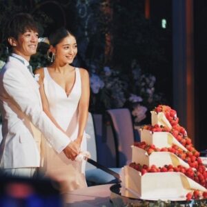 Miyū Ikeda Instagram - ．
既にネットニュースでみてる方々も多いと思いますが、
昨日、2024/8/10に披露宴パーティーしました🖤
ハワイ→京都は親族メインだったので
東京ではお世話になった200人弱の方をお招きして
クライマックスに相応しい最高な会になりました！！！

そして改めて投稿しようかなと思ってるんですが、
お色直しで人生で初めてボブにしました🫶🏾🤍
公開ファーストミートという形で新郎含め全員にサプライズ😂

本当に準備が大変すぎてしんどかったけど
みんなが楽しそうにしてくれてて
いい会だったと言ってくれてやって良かったなと
すごくすごく思いました😭🖤

今回もたくさんサポートしていただいた
@espousal_wedding_event さん、 @watabewedding さん
本当にありがとうございました！！！

また写真たくさん続きますがお付き合いください笑

#ワタベウェディング #watabewedding #ESPOUSAL  #エスポーザル
