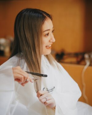 Miyū Ikeda Instagram - ．
お色直しボブカットサプライズ🫶🏾🖤
ドレスも秘密にしてたから
公開ファーストミートという形を選びました♡
ドレスの色に集中しすぎてて
まさかの髪の毛に気づくのが遅すぎたけど笑

ずっといつかボブにしたいって思ってたけどタイミングがなくて
今回がいい機会だなと思って
すぐ担当の美容師さんとプランナーさんに聞いたら
やりましょうって言ってくれたのがハワイ挙式あとくらいで
そこから密かに計画してた😂🤍

切ってから約1週間たってちょっとずつ慣れてきたけど
めちゃくちゃ好評で嬉しい🩶🩶
10分で切って最高なヘアにしてくれた @logshogo 
ありがとうございました✂️