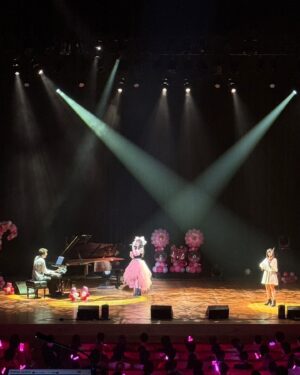 Mizuki Fukumura Instagram - 『モーニング娘。'23譜久村聖
バースデーイベント
〜MIZUKINGDOMでキラーン✧〜』

２公演共
幸せな時間をありがとうございました🩷

皆さんの笑顔と
恋ぴんくの会場
幸せに包まれてきました🍬

27歳の一年も輝いていきます！

ピアノ🎹荒幡亮平さん
バイオリン🎻有澤一華ちゃん

素敵な演奏に乗せて
「時空を超え 宇宙を超え」を歌えて最高でした♩
素敵な演奏ありがとうございました✴︎

陰陽師の橋本京明さん🔮
ありがとうございました✨
いつも動画を拝見させていただいて
まさかお会いできると思っていなかったので、本当に幸せでした😂

観に来てくれた皆🩷
えりぽん、あかねちん、しおりん
(出番終わった後に一華ちゃんも🩵)
写真撮ったり沢山応援してくれたり
本当にありがとう(*´`*)
心強かったよ✊🏻 ̖́-‬

松岡茉優さんも来ていただけたんです😭
お会い出来ると思ってもなかったので、あのサイリウムを掲げてた方が松岡さんだったとは😂
ありがとうございます！

YOSHIKO先生💃
今回のレッスン、YOSHIKO先生にしていただきました⭐︎⭐︎
星好きだから〜ってプレゼントありがとうございました🎁

司会の鈴木啓太さん！
今年もありがとうございました✨
啓太さんも橋本京明さんファンになりましたね！！！！

そして
お昼の公演に中澤裕子さん
夜の公演につんく♂さんから
メッセージをいただきました。
泣きそうなくらい嬉しかったです…！

本当にありがとうございました🥂

沢山の方に囲まれて幸せいっぱいの一日になりました、
27歳もスッペシャルな1年になりますように！

#morningmusume23 #モーニング娘 #morningmusume #モーニング娘23 #譜久村聖 #バースデーイベント #27歳